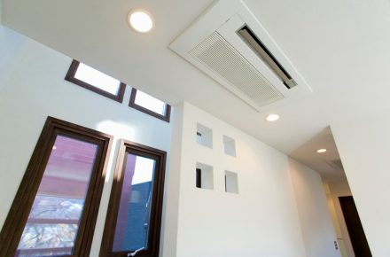 廊下手前のエアコン