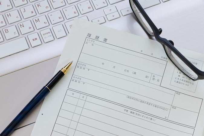 キーボード・履歴書・ペン