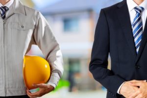 スーツの男性・作業着の男性