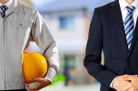 スーツの男性・作業着の男性